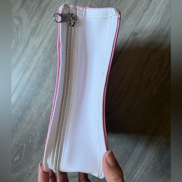 Wet n Wild x Disney’s Alice in Wonderland make-up bag. - Picture 4 of 9